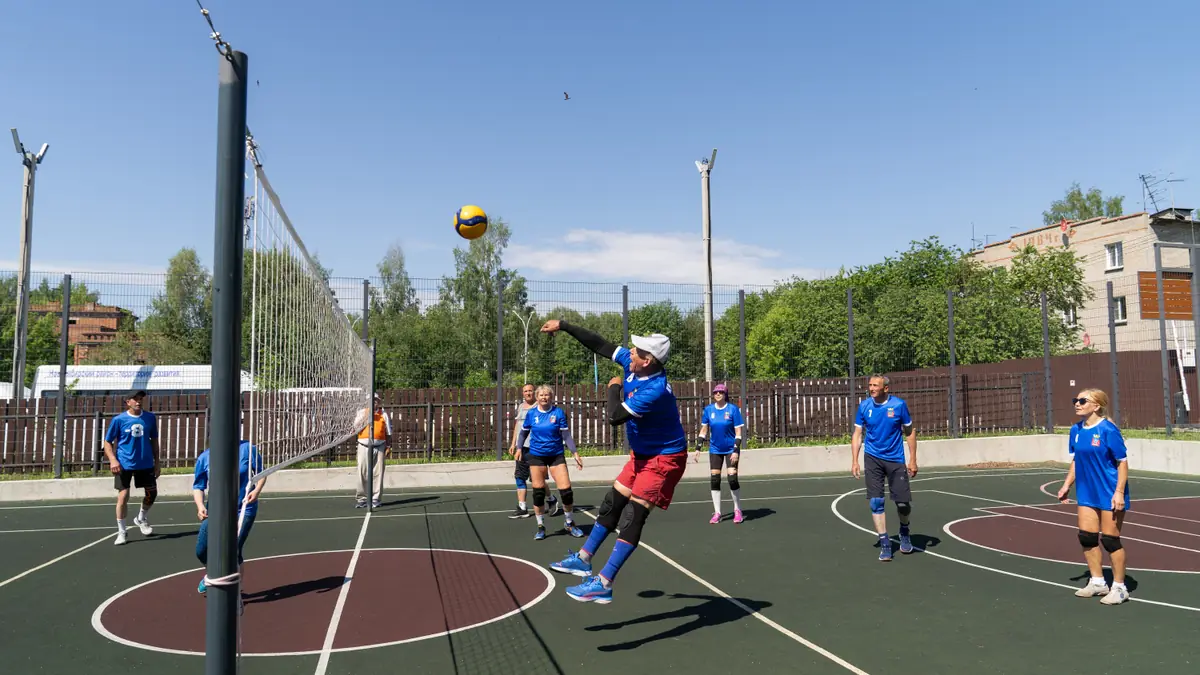Командная игра с мячом на спортивной площадке